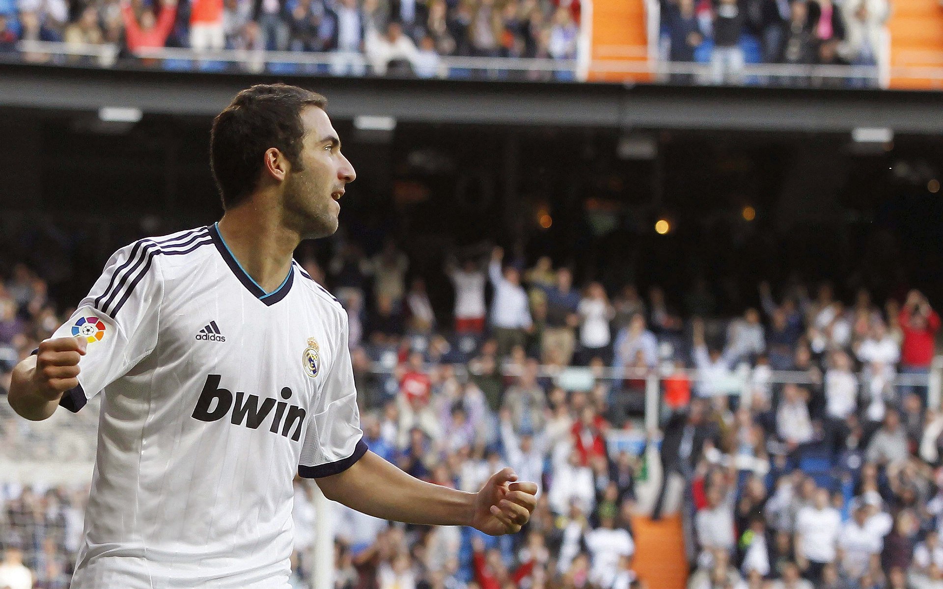 世界杯激战正酣，豪门对决引爆全球热潮，新星闪耀改写赛事格局